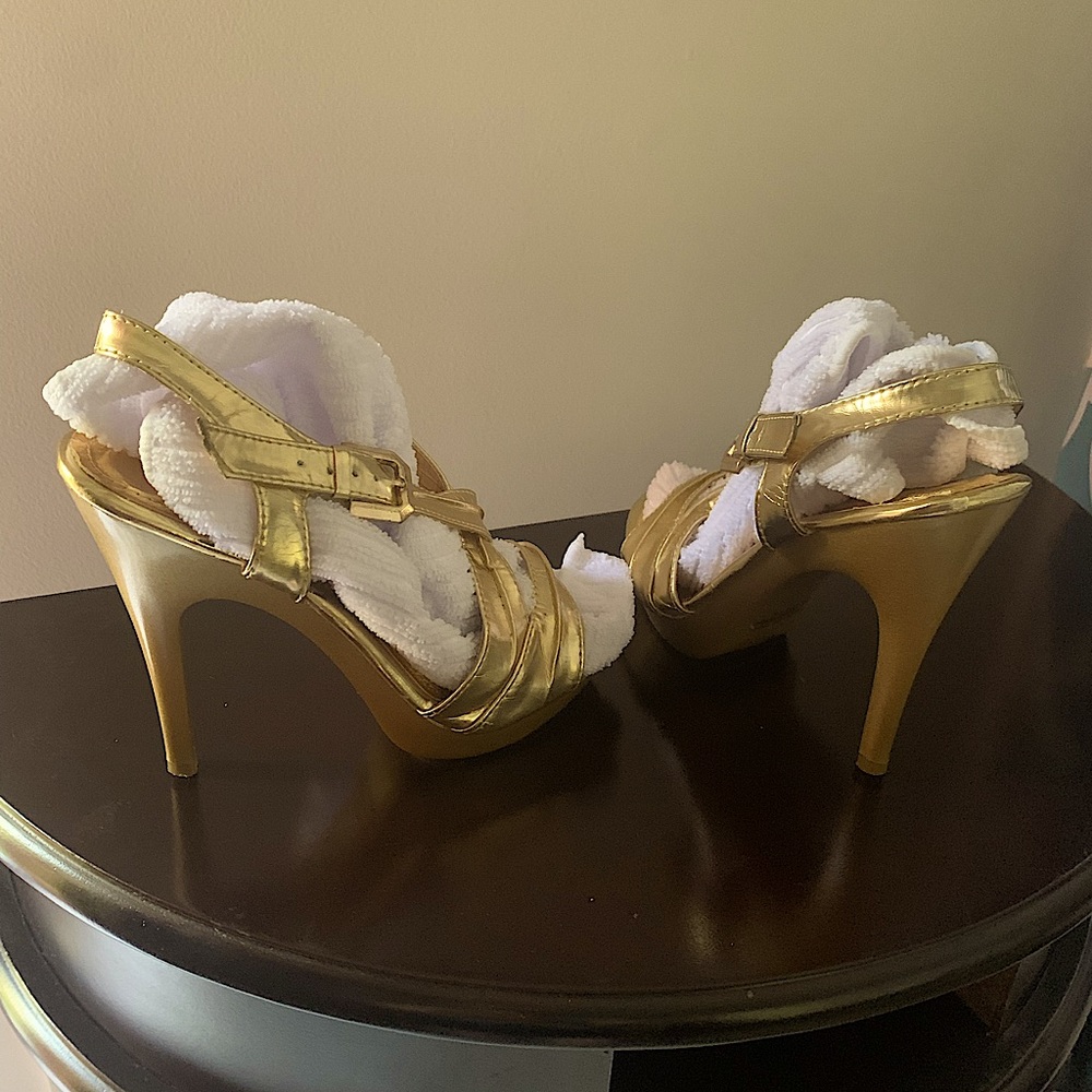 Beautiful gold shoes. Worn for an hour for her sweet 16.